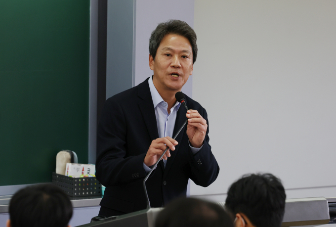 임종석 전 대통령 비서실장의 총선 지역구가 바뀔 것이라는 말이 돌면서 '친문계'(친문재인계)와 '친명계'(친이재명계)의 갈등이 깊어지고 있다. 사진은 임 전 실장이 지난해 12월7일 서울 연세대학교 정치외교학과 강의실에서 열린 최종건 교수의 '동북아국제안보' 과목 종강 기념특강에서 '한반도 평화프로세스, 용기와 인내의 여정'을 주제로 강연하는 모습. /사진=뉴시스