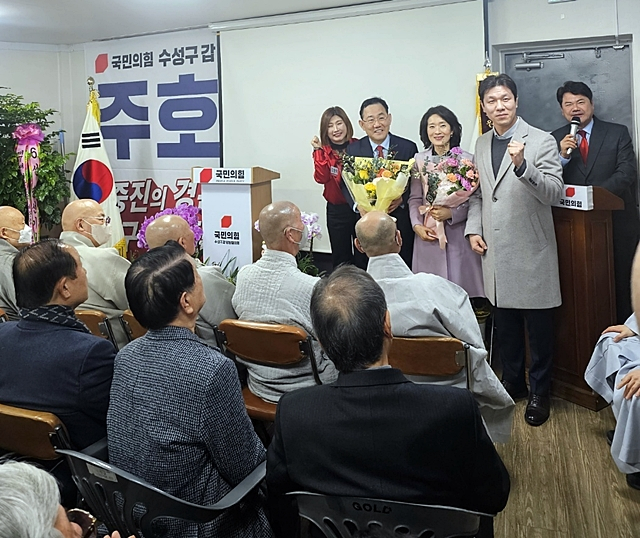 지난 17일 수성구 만촌동 소재 자신의 선거사무소에서 주호영 예비후보가 지지자들과 인사를 나누고 있다./사진제공=국민의힘 주호영 대구 수성 갑 국회의원 예비후보 선거사무소