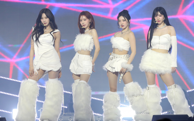 SM엔터테인먼트 소속 걸그룹 '에스파'가 두번째 월드투어('싱크 : 패러랠 라인')를 앞두고 있다. 사진은 에스파의 지젤과 윈터, 닝닝, 카리나(왼쪽부터)가 지난해 12월10일 오후 서울 송파구 잠실실내체육관에서 열린 '2023 케이 링크 페스티벌'(2023 K-link 페스티벌)에서 화려한 무대를 선보이는 모습. /사진=뉴스1