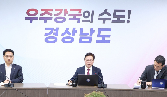 박완수 경남도지사(가운데)가 19일 실국본부장 회의를 주재하고 있다. /사진=경남도