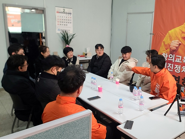 지난 17일 개혁신당 황영헌 대구 북구 을 국회의원 예비후보가 지난 17일 자신의 선거사무소에서 당원 간담회를 하고 있다./사진제공=개혁신당 황영헌 대구 북구 을 국회의원 예비후보 선거사무소