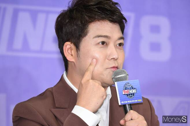방송인 전현무가 손에 착용한 반지로 인해 때 아닌 결혼설에 휩싸였다. 사진은 지난 2019년 서울 마포구 상암동 스탠포드호텔에서 열린 M.net 예능 'TMI NEWS' 제작발표회에 참석한 방송인 전현무. /사진=장동규 기자
