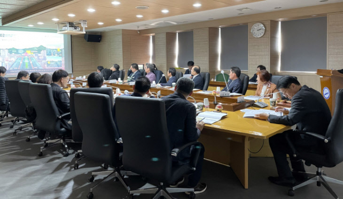 김대순 부시장을 비롯한 안산시 관계자들이 지난 16일 안산시청 상황실에서‘신청사 건립추진위원회 회의를 열고 있다. / 사진제공=안산시