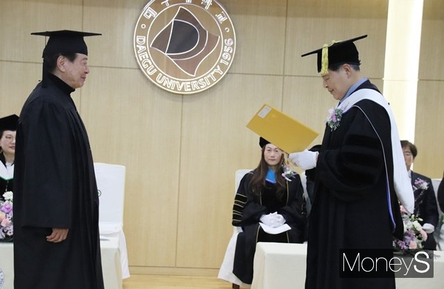 배우 이정길(왼쪽)이 지난 17일 대구대 경산캠퍼스 성산홀 강당에서 열린 2023학년도 전기 학위수여식에서  이근용 대구사이버대 총장(오른쪽)으로부터 이학사 학위와 특별공로상을 받고 있다./사진=김덕엽 기자
