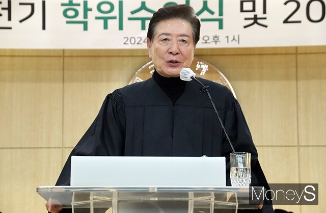 배우 이정길이 17일 2023학년도 전기 학위수여식에서 특별회고사를 하고 있다./사진=김덕엽 기자