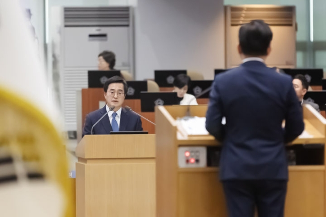 19일 오전 경기도의회 본회의장에서 열린 제373회 제2차 본회의에서 김동연 경기도지사가 일문일답을 하고 있다. / 사진제공=경기도 