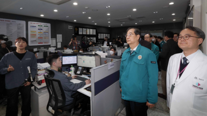 한덕수 국무총리가 19일 서울 중구 국립중앙의료원을 방문해 의료계 집단행동 예고와 관련해 비상 진료체계 준비 상황을 점검하고 국민의 생명과 건강을 지키기 위해 노력할 것을 강조했다. 사진은 이날 국립중앙의료원 중앙응급의료상황실을 방문해 비상진료 대응상황을 점검하는 한 총리(오른쪽에서 두 번째). /사진=뉴스1