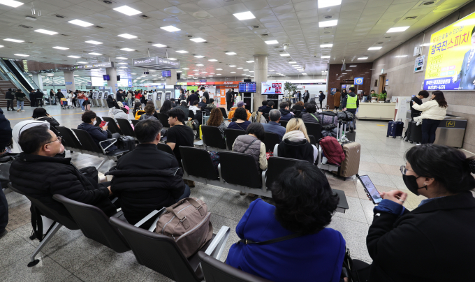 19일 오후 광주 모 공군부대 폭발물관련 신고가 접수된 가운데 광주공항 출발·도착편 항공기가 모두 결항돼 승객이 대기하고 있다. /사진=뉴스1