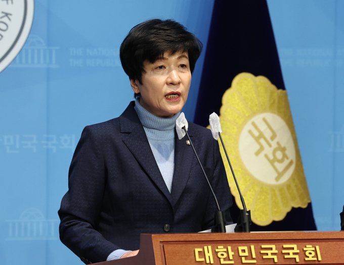 19일 김영주 더불어민주당 의원(서울 영등포구갑)이 탈당을 선언하며 "당에서 하위 20% 통보를 했다. 영등포 주민을 대표하는 의원으로서 모멸감을 느낀다"고 밝혔다. 사진은 김 의원이 19일 서울 여의도 국회 소통관에서 더불어민주당 탈당 기자회견을 하는 모습. /사진=뉴스1