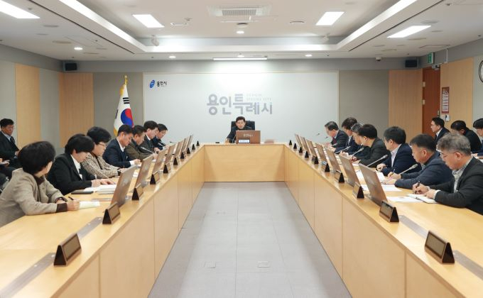 이상일 용인특례시장이 19일 간부 공무원 회의에서 스페인 출장 계획을 설명하며, 간부 공무원에게 그 동안 시정을 잘 살펴줄 것을 당부하고 있다. / 사진제공=용인특례시