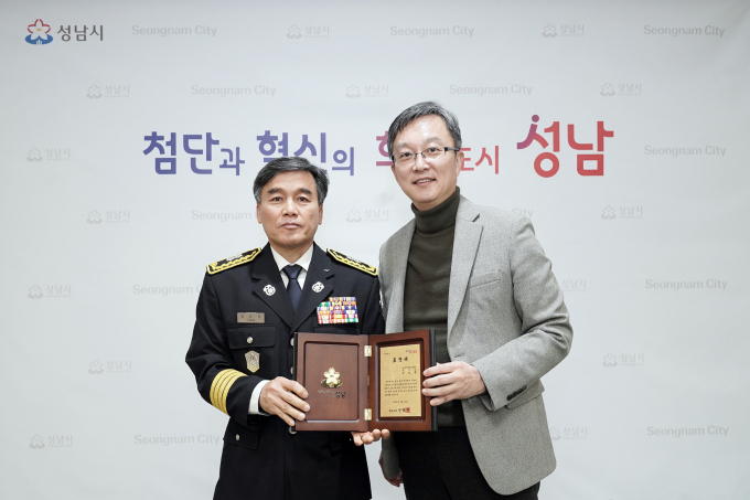 양승춘 하대원119안전센터장(왼쪽)이 19일 이진찬 성남시 부시장으로부터 유공표창을 받은 후 기념사진을 찍고 있다 . / 사진제공=성남시
