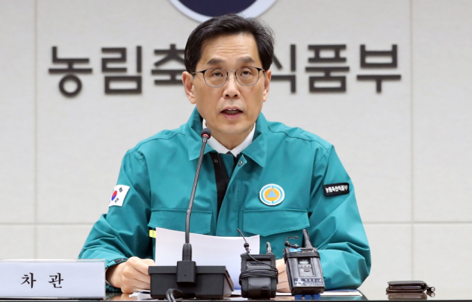 한훈 농식품부 차관이 19일 정부세종청사에서 '농식품 수급 상황 확대 점검 회의'를 열고 물가 안정을 위해 농축수산물 할인 지원에 300억원을 투입하겠다고 밝혔다. /사진=뉴스1 김기남 기자 