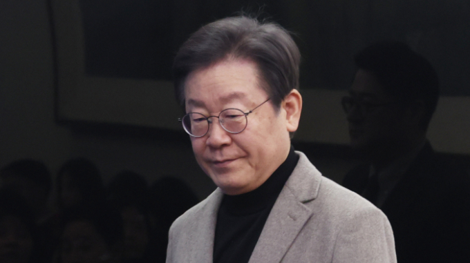 19일 더불어민주당 '텃밭'인 호남지역 1차 경선이 시작됐다. 이에 따라 후보들 간 경선 승리를 위한 후보자 간 공방이 격화했다. 사진은 이재명 후보가 19일 서울 여의도 국회에서 열린 최고위원회의에 참석한 모습. /사진=뉴스1