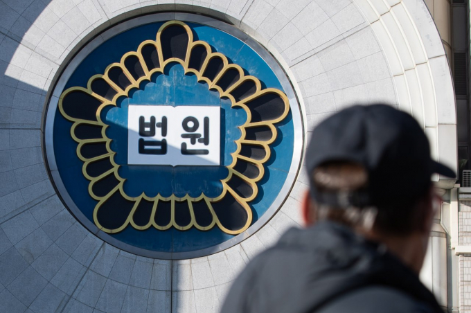 19일 법원이 성기 확대 수술을 받다가 오히려 성기가 절단된 남성에게 의사가 2400여만원을 배상해야 한다고 판결했다. 이에 의사는 판결에 불복하고 항소를 제기했다. 사진은 서울 소재 한 법원. 기사내용과 무관. /사진=뉴스1