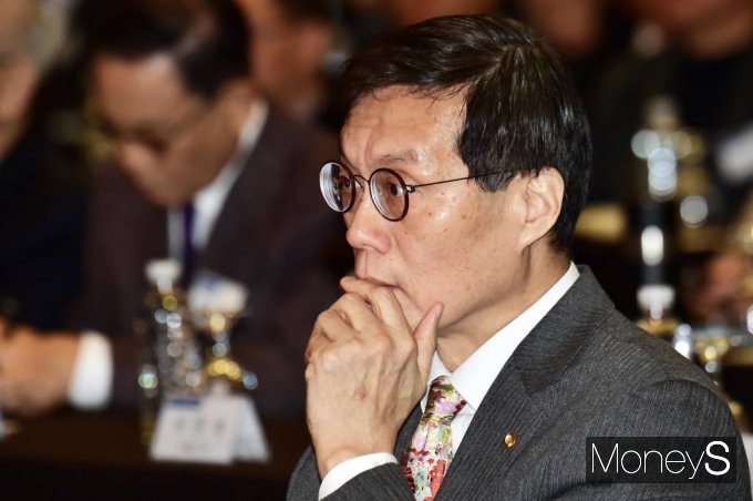 이창용 한국은행 총재가 1일 서울 중구 소공동 웨스틴조선호텔에서 열린 제2회 한국최고경영자포럼에서 손경식 경총 회장의 개회사를 경청하고 있다. /사진=임한별 기자