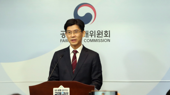 19일 메이플스토리 이용자 508명이 이날 수원지법 성남지원에서 넥슨을 상대로 2억5000만원 규모의 손배배상 청구 소송을 제기했다. 사진은 지난달 3일 세종시 정부세종청사에서 김정기 공정거래위원회 시장감시국장이 넥슨코리아의 전자상거래법 위반 해위 제재내용을 발표하는 모습. /사진=뉴스1
