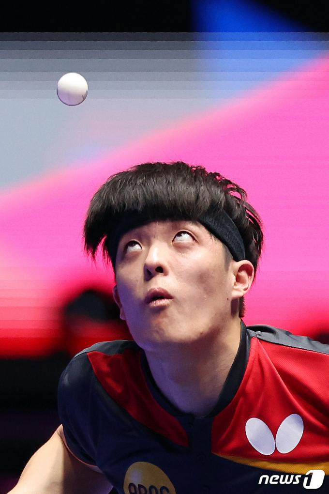 [사진] 서브 넣는 '랭킹 11위' 독일 당치우
