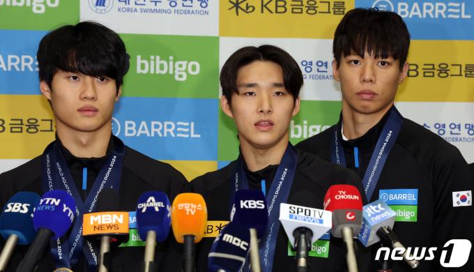 [사진] 인터뷰하는 수영 김우민