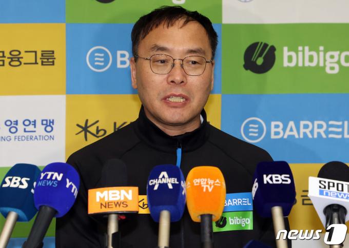[사진] 인터뷰하는 이정훈 경영 감독