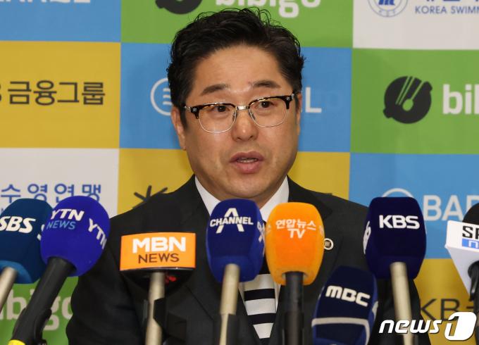 [사진] 인터뷰하는 정창훈 대한민국수영연맹 회장