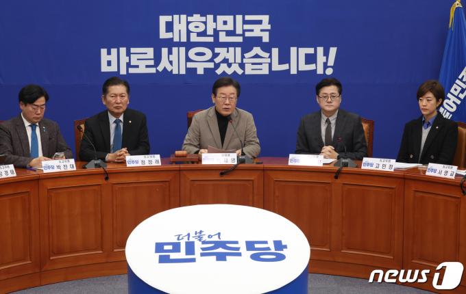 이재명 더불어민주당 대표가 19일 서울 여의도 국회에서 열린 최고위원회의에서 발언을 하고 있다. 2024.2.19/뉴스1 ⓒ News1 송원영 기자