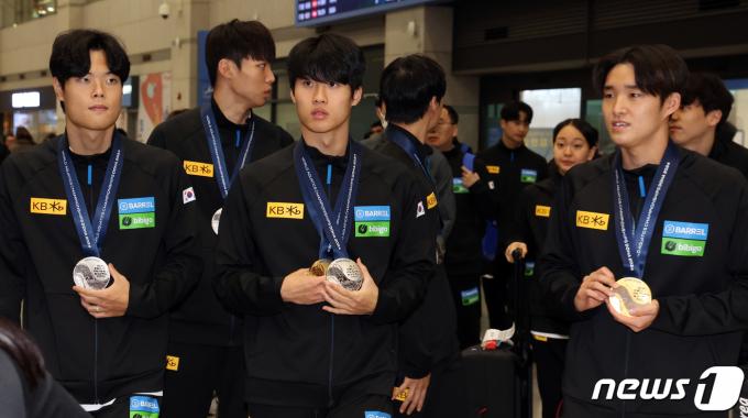 [사진] 금메달과 은메달 목에 건 황선우와 김우민