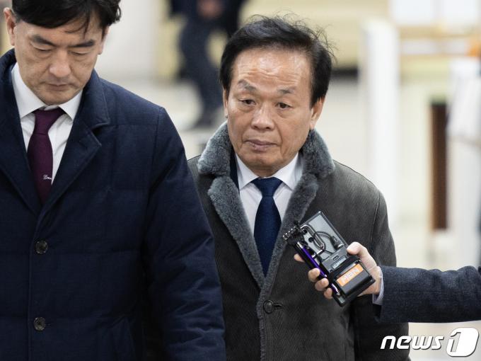 ‘백현동 개발사업 비리 의혹’ 관련 핵심 로비스트로 지목된 김인섭 전 한국하우징기술 대표(오른쪽)가 13일 오후 서울 서초구 서울중앙지방법원에서 열린 특정범죄 가중처벌 등에 관한 법률위반(알선수재) 선고 공판에 출석하고 있다. 2024.2.14/뉴스1 ⓒ News1 이재명 기자