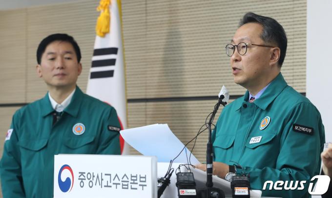 박민수 중앙사고수습본부 부본부장(보건복지부 제2차관)이 19일 오전 세종시 정부세종청사에서 의료개혁과 의사 집단행동에 대한 정부의 입장을 발표하고 있다.2024.2.19/뉴스1 ⓒ News1 김기남 기자