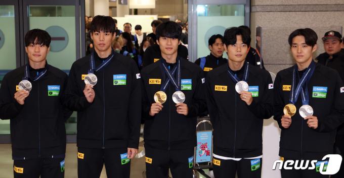 19일 오후 인천공항에서 대한민국 수영 국가대표 선수들이 메달을 들어보이고 있다. 왼쪽부터 이유연, 양재훈, 황선우, 이호준, 김우민. 한국은 2024 카타르 도하 국제수영연맹 세계수영선수권대회에서 금메달 2개와 은메달 1개, 동메달 2개의 성적으로 최종 8위에 올랐다. 2024.2.19/뉴스1 ⓒ News1 김명섭 기자