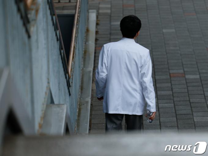 빅5 병원(서울대, 세브란스, 서울아산, 삼성서울, 서울성모병원) 전공의들이 예고한 집단 사직서 제출 시한이 하루 앞으로 다가온 19일 서울 시내의 한 대학병원에서 의료진이 발걸음을 옮기고 있다. 2024.2.19/뉴스1 ⓒ News1 안은나 기자