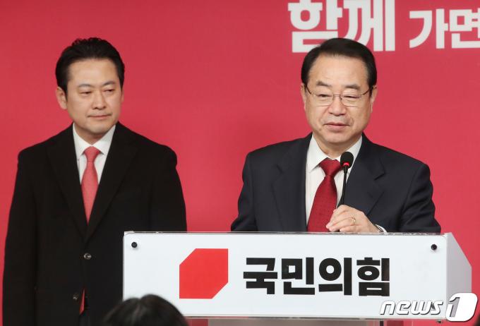 정영환 국민의힘 공천관리위원장이 18일 오전 서울 여의도 국민의힘 중앙당사에서 제10차 회의 결과를 발표하고 있다. 이날 정 위원장은 대구(12곳)·부산(18곳)·울산(6곳)·강원(8곳) 등 44개 지역구에 대한 공천 심사 결과를 발표했다. 2024.2.18/뉴스1 ⓒ News1 임세영 기자