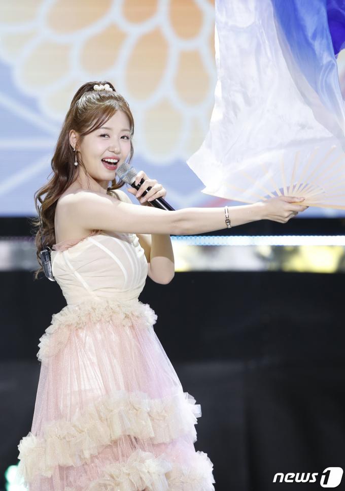 [사진] 정다경, 하늬바람
