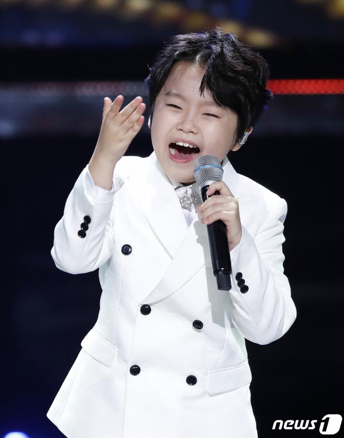 [사진] 황민호, 이모 삼촌 팬들 미소짓게 만드는 무대