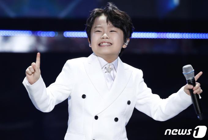 [사진] 황민호, 트롯 신동
