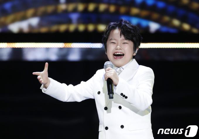 [사진] 황민호, 행복을 주는 무대