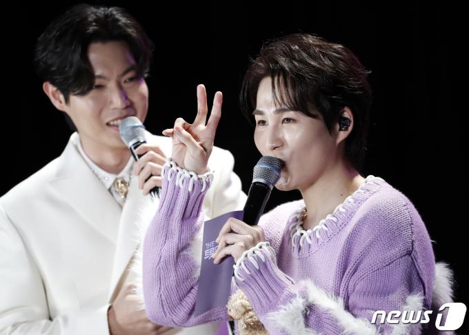 [사진] 손태진에 '큐티 포즈' 전수하는 김희재