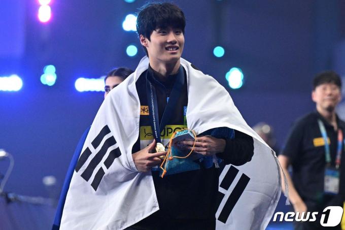 황선우가 13일 오후(현지시간) 카타르 도하 어스파이어돔에서 열린 2024 세계수영선수권대회 경영 남자 자유형 200m 시상식에서 금메달을 목에 걸고 있다. ⓒ AFP=뉴스1 ⓒ News1 안은나 기자