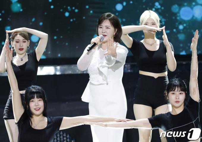[사진] 금잔디, 신나는 무대