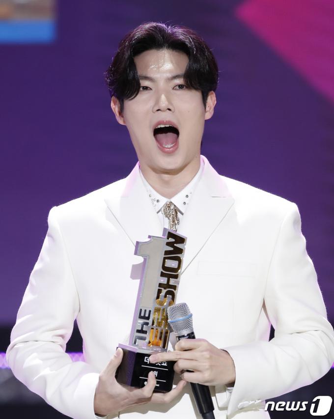 [사진] 손태진, 1위 트로피 들고 행복해