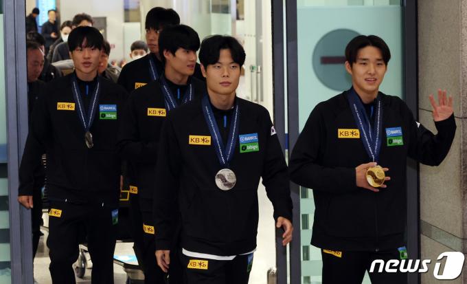 19일 오후 인천공항에서 대한민국 수영 국가대표 황선우, 김우민 등이 금메달과 은메달을 목에 걸고 귀국하고 있다. 한국은 2024 카타르 도하 국제수영연맹 세계수영선수권대회에서 금메달 2개와 은메달 1개, 동메달 2개의 성적으로 최종 8위에 올랐다. 2024.2.19/뉴스1 ⓒ News1 김명섭 기자