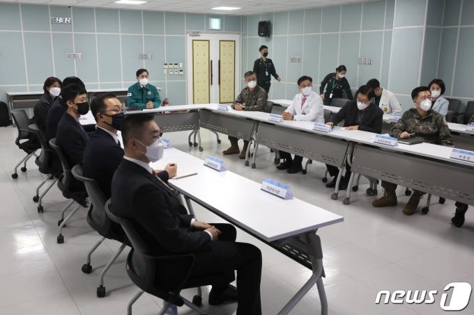 [사진] 김선호 국방부 차관, 군 병원 비상진료체계 현장 점검