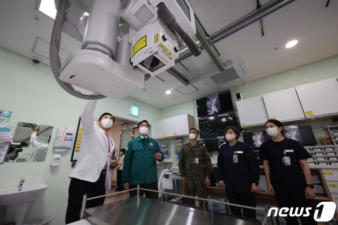 [사진] 김선호 국방부 차관, 국군수도병원 현장점검