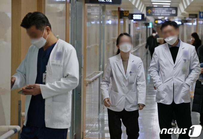 이른바 '빅5' 병원 전공의 집단 진료중단을 앞둔 19일 오전 서울시내 한 병원에서 의료진들이 이동하고 있다.  2024.2.19/뉴스1 ⓒ News1 장수영 기자