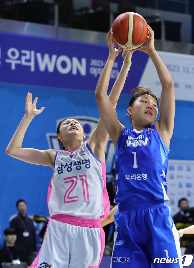 25일 오후 충남 아산 이순신체육관에서 열린 '우리은행 우리WON 2023-2024 여자프로농구' 아산 우리은행과 용인 삼성생명의 경기, 우리은행 박지현이 리바운드를 하고 있다. 2024.1.25/뉴스1 ⓒ News1 김도우 기자