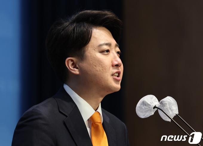 이준석 개혁신당 공동대표가 19일 오후 서울 여의도 국회 소통관에서 기자회견을 열고, '전국민 출산휴가 급여제' 공약을 발표하고 있다. 2024.2.19/뉴스1 ⓒ News1 구윤성 기자