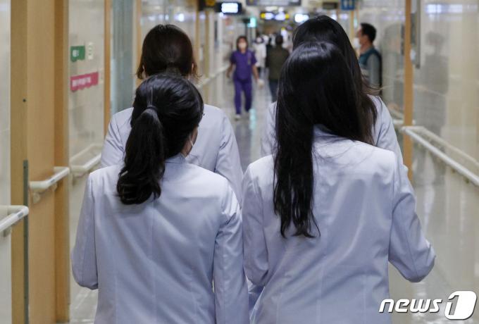 이른바 '빅5' 병원 전공의 집단 진료중단을 앞둔 19일 오전 서울시내 한 병원에서 의료진들이 이동하고 있다.  2024.2.19/뉴스1 ⓒ News1 장수영 기자