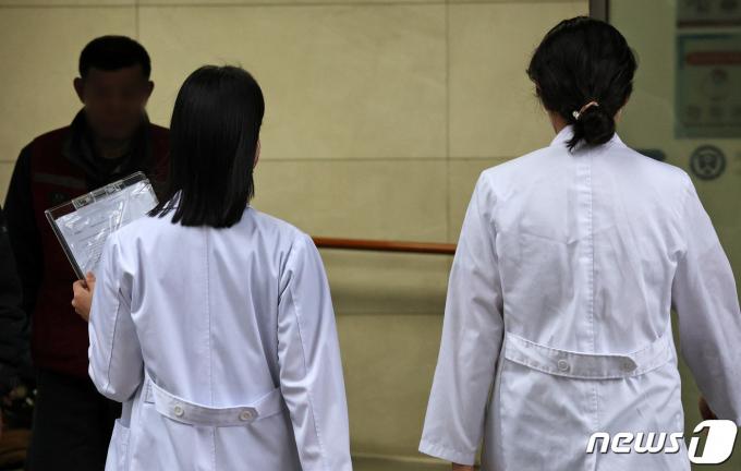 이른바 '빅5' 병원 전공의 집단 진료중단을 앞둔 19일 오전 서울시내 한 병원에서 의료진들이 이동하고 있다.  2024.2.19/뉴스1 ⓒ News1 장수영 기자