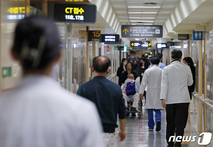 이른바 '빅5' 병원 전공의 집단 진료중단을 앞둔 19일 오전 서울시내 한 병원에서 의료진들이 이동하고 있다. 서울대·세브란스·삼성서울·서울아산·서울성모병원 전공의 전원이 사직서를 제출하고 20일 오전 6시 이후 근무를 중단하기로 결정했다. 2024.2.19/뉴스1 ⓒ News1 장수영 기자