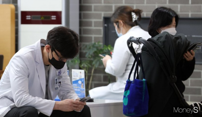 보건복지부가 전공의들이 수련 과정을 밟는 전국 221개 병원 전체에 '집단 연가 사용 불허 및 필수의료 유지' 명령을 내린 가운데 지난 16일 서울 한 대형병원에서 의사들이 잠시 휴식을 취하고 있다. /사진=임한별 기자