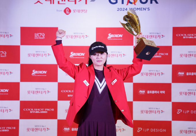 롯데렌탈 롯데렌터카 GTOUR WOMEN'S 2차 결선 정상에 오른 이진경이 우승컵을 들고 기념 촬영을 하고 있다. /사진= 골프존
